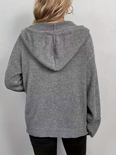 Karalina – Strickjacke Mit Kapuze, Knopfleiste Und Zopfmuster