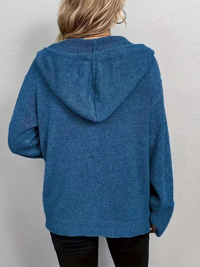 Karalina – Strickjacke Mit Kapuze, Knopfleiste Und Zopfmuster