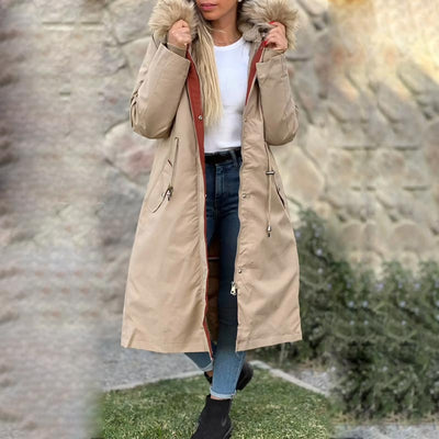 Clara – Elegante Winterjacke mit Kapuze und Kunstpelzkragen